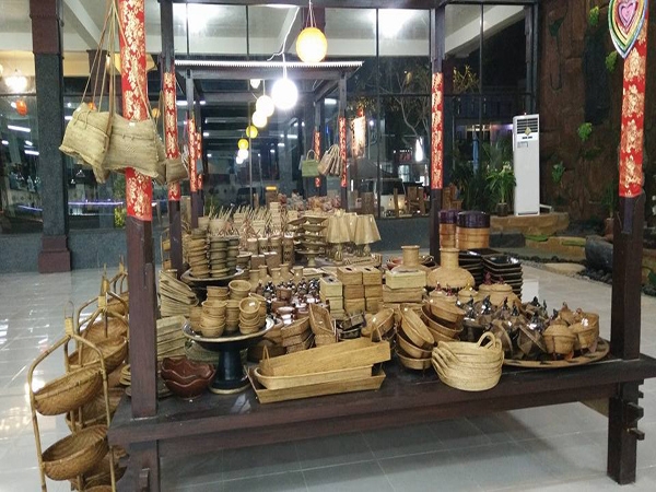 souvenirs shop in Senggigi