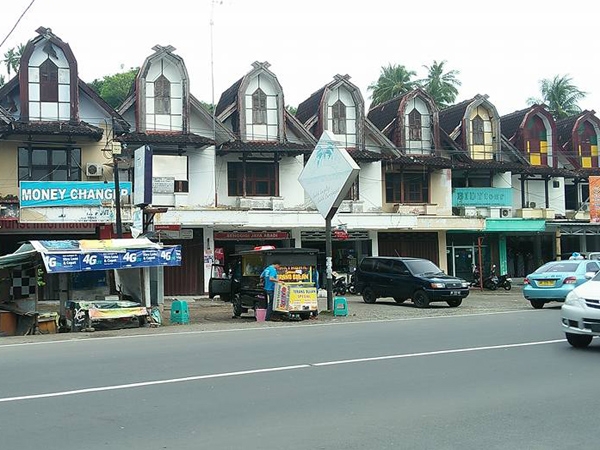 shopping center in senggigi town