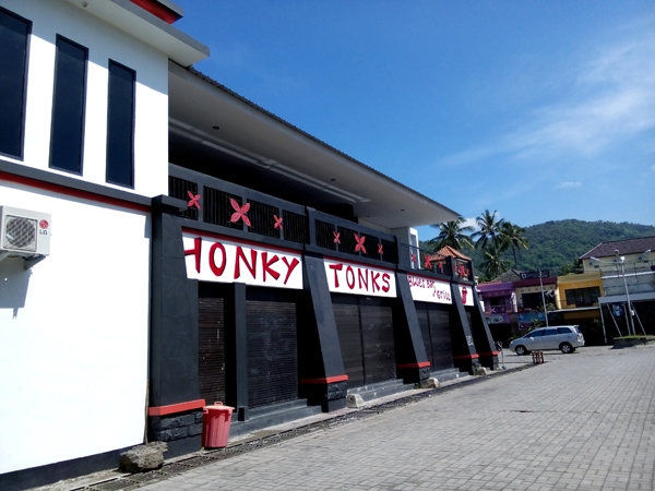 Cafe, bar and restaurant on Senggigi beach