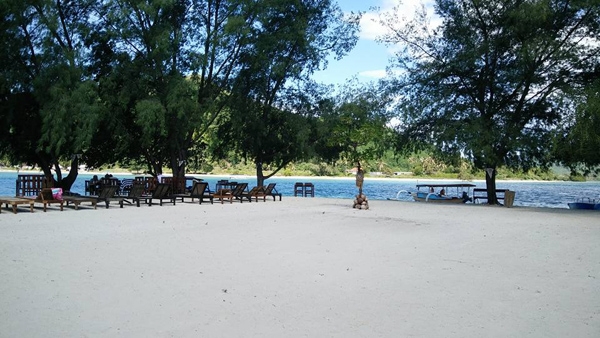 White sand beaches and clorful coral at Gili Sudak