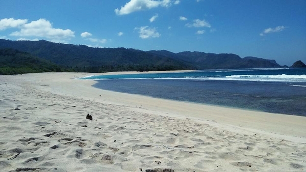 beautiful white sand on Mekaki Beach