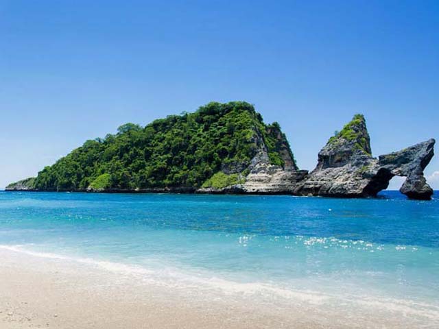 Clear water and white sand of Atuh Beach, Nusa Penida Bali